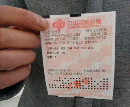 公共汽车上的年轻妻子